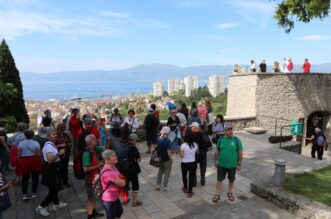 Rijeka: Mnogobrojni turisti posjećuju Trsatsku gradinu Rijeka: Mnogobrojni turisti posjećuju Trsatsku gradinu