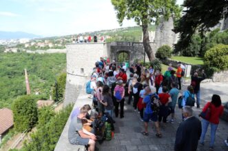 Rijeka: Mnogobrojni turisti posjećuju Trsatsku gradinu Rijeka: Mnogobrojni turisti posjećuju Trsatsku gradinu