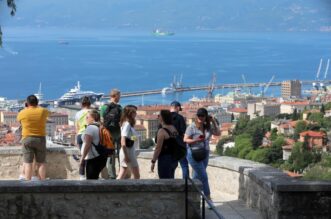 Rijeka: Mnogobrojni turisti posje??uju Trsatsku gradinu Rijeka: Mnogobrojni turisti posje??uju Trsatsku gradinu