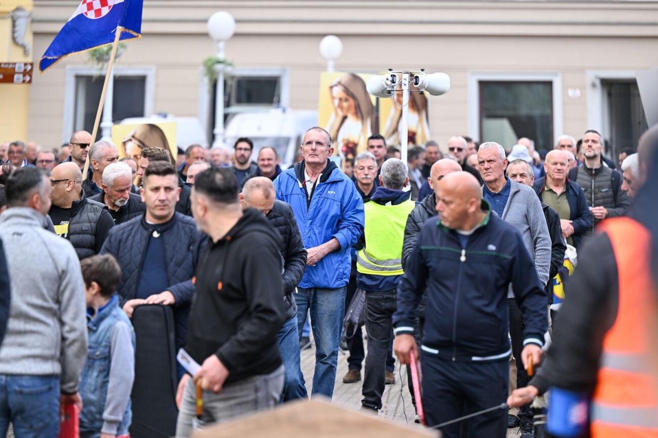Zagreb: Održana muška molitva krunice na Trgu bana Josipa Jelačića Zagreb: Održana muška molitva krunice na Trgu bana Josipa Jelačića