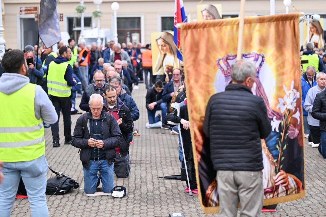 Zagreb: Održana muška molitva krunice na Trgu bana Josipa Jelačića Zagreb: Održana muška molitva krunice na Trgu bana Josipa Jelačića