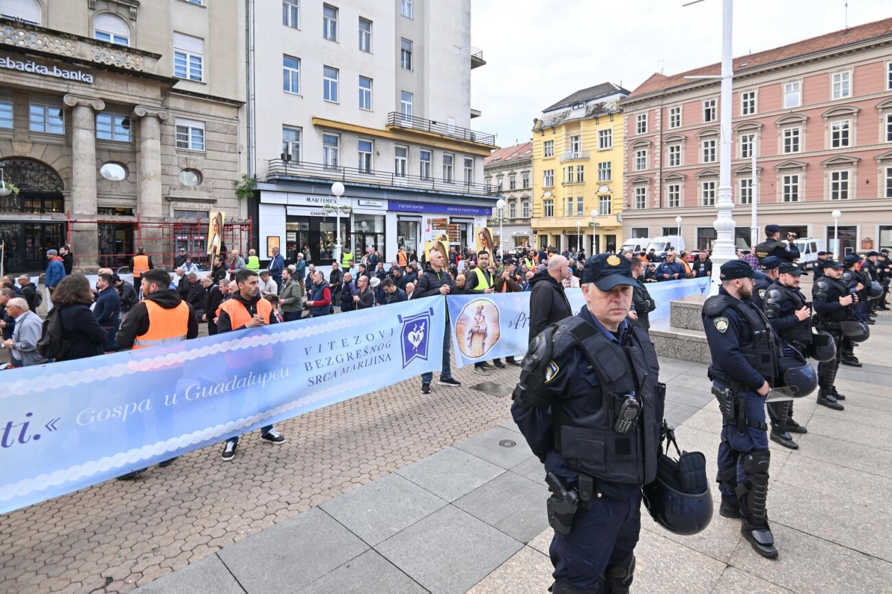 Zagreb: Održana muška molitva krunice na Trgu bana Josipa Jelačića Zagreb: Održana muška molitva krunice na Trgu bana Josipa Jelačića