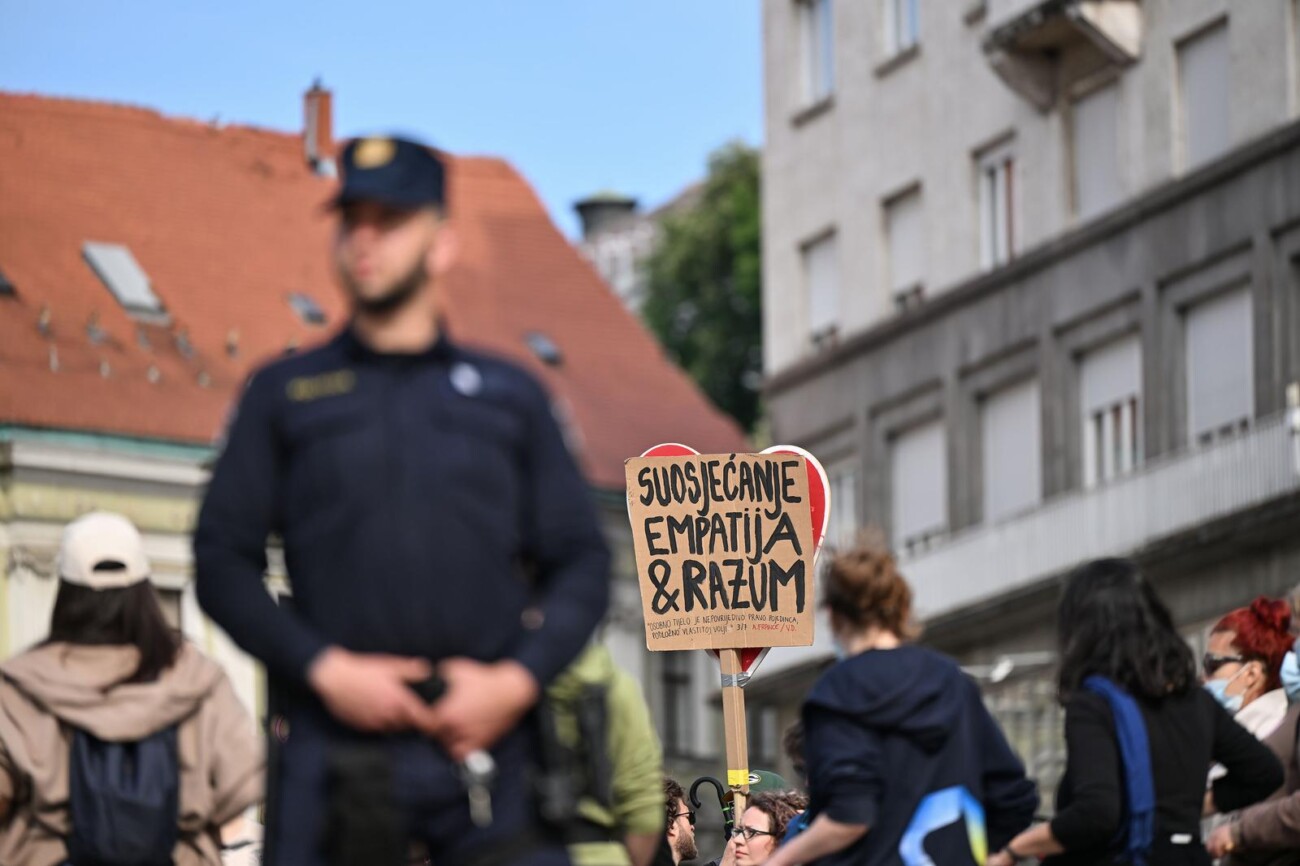 Zagreb: Prosvjednici moliteljima opet poručili: ‘Moje tijelo, moj izbor!’ Zagreb: Prosvjednici moliteljima opet poručili: ‘Moje tijelo, moj izbor!’