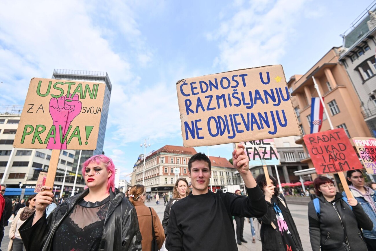 Zagreb: Prosvjednici moliteljima opet poručili: ‘Moje tijelo, moj izbor!’ Zagreb: Prosvjednici moliteljima opet poručili: ‘Moje tijelo, moj izbor!’