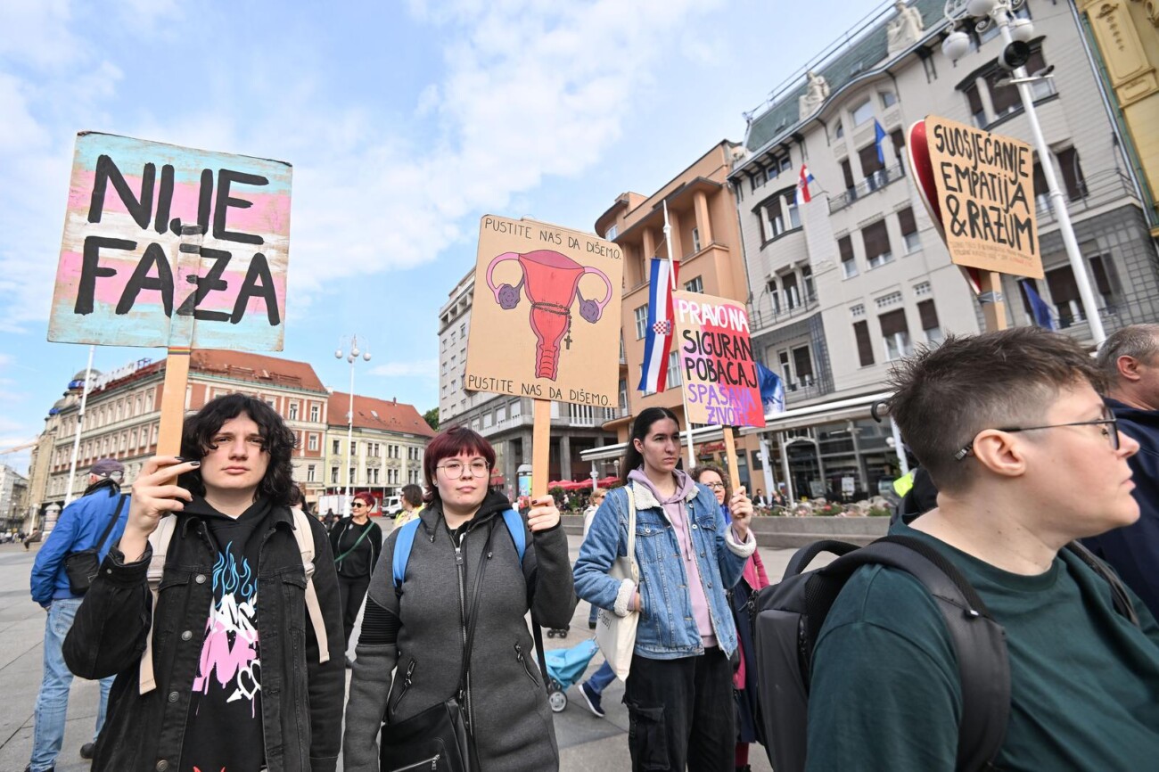 Zagreb: Prosvjednici moliteljima opet poručili: ‘Moje tijelo, moj izbor!’ Zagreb: Prosvjednici moliteljima opet poručili: ‘Moje tijelo, moj izbor!’