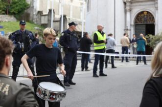 Rijeka: Muška molitva krunice pod osiguranjem policije ispred crkve sv. Vida Rijeka: Muška molitva krunice pod osiguranjem policije ispred crkve sv. Vida