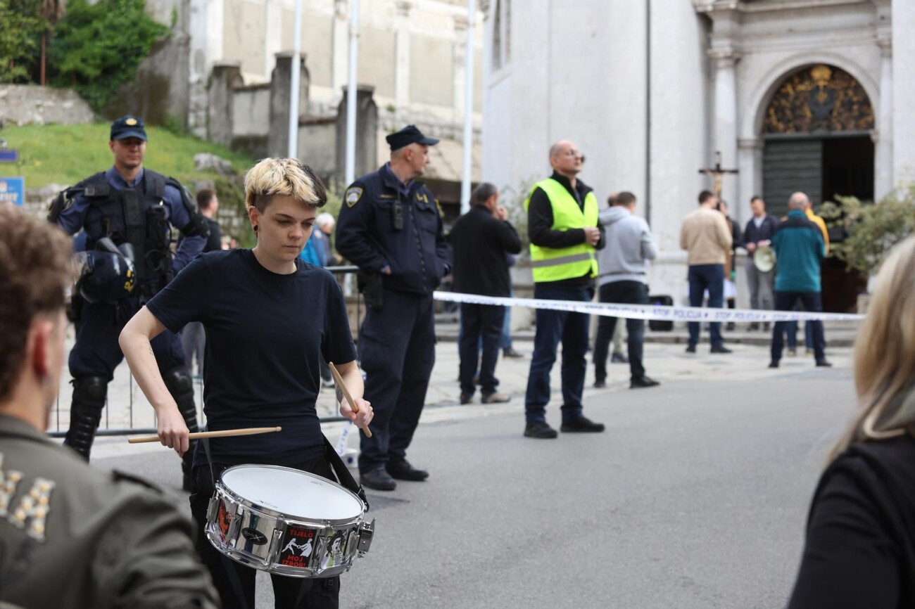 Rijeka: Muška molitva krunice pod osiguranjem policije ispred crkve sv. Vida Rijeka: Muška molitva krunice pod osiguranjem policije ispred crkve sv. Vida