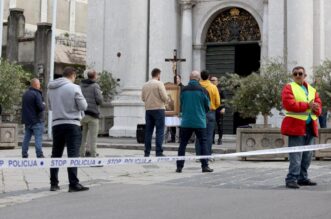 Rijeka: Muška molitva krunice pod osiguranjem policije ispred crkve sv. Vida Rijeka: Muška molitva krunice pod osiguranjem policije ispred crkve sv. Vida