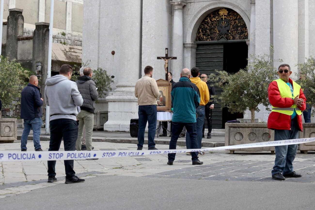 Rijeka: Muška molitva krunice pod osiguranjem policije ispred crkve sv. Vida Rijeka: Muška molitva krunice pod osiguranjem policije ispred crkve sv. Vida