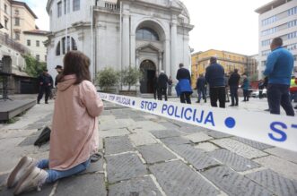 Rijeka: Muška molitva krunice pod osiguranjem policije ispred crkve sv. Vida Rijeka: Muška molitva krunice pod osiguranjem policije ispred crkve sv. Vida