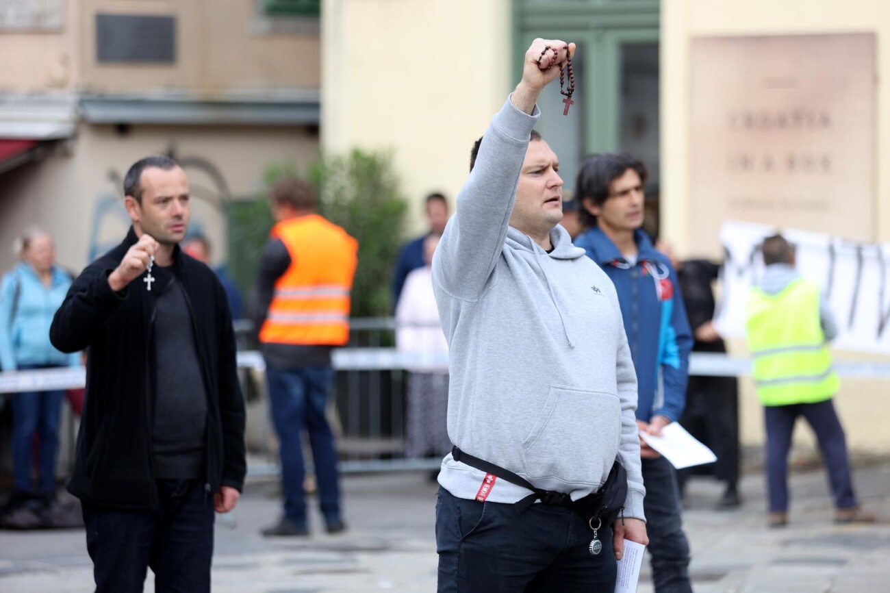Rijeka: Muška molitva krunice pod osiguranjem policije ispred crkve sv. Vida Rijeka: Muška molitva krunice pod osiguranjem policije ispred crkve sv. Vida