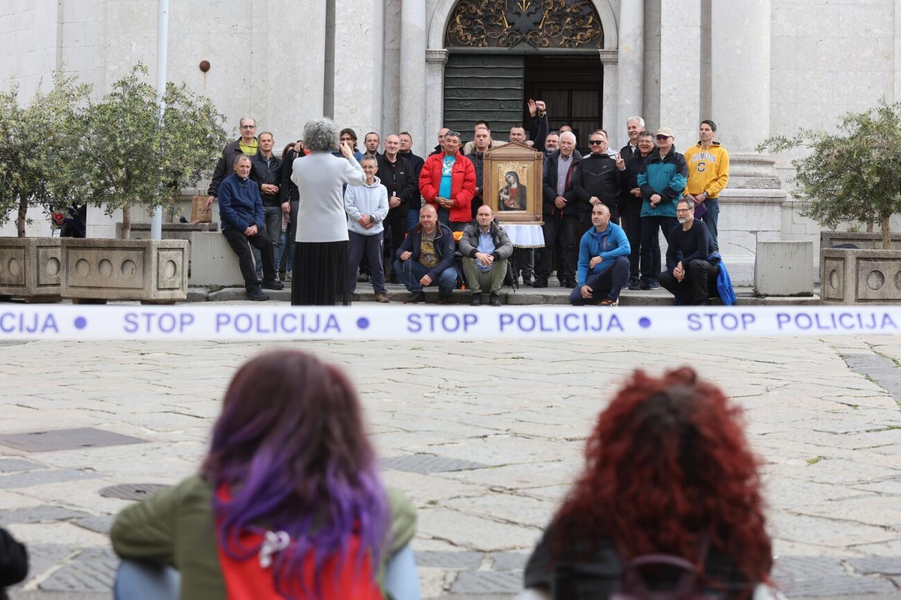 Rijeka: Muška molitva krunice pod osiguranjem policije ispred crkve sv. Vida Rijeka: Muška molitva krunice pod osiguranjem policije ispred crkve sv. Vida