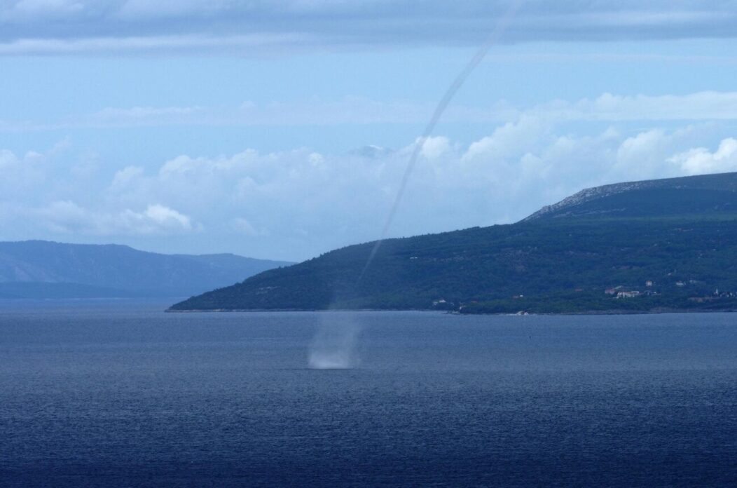 Makarska: Pijavica u Bračkom kanalu Makarska: Pijavica u Bračkom kanalu