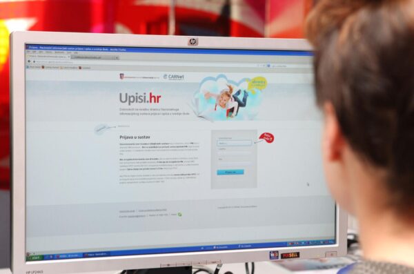 Zagreb: Prvi put u?enici se internetom prijavljaju za upise u srednju kolu Zagreb: Prvi put u?enici se internetom prijavljaju za upise u srednju kolu