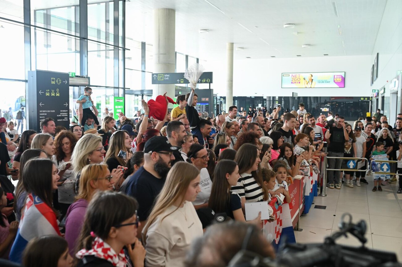 Baby Lasagna vratio se u Zagreb gdje su ga dočekali roditelji i obožavatelji Baby Lasagna vratio se u Zagreb gdje su ga dočekali roditelji i obožavatelji