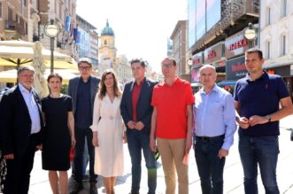 Rijeka: Kandidatkinje i kandidati SDP-a predvođeni Biljanom Borzan družili se s građanima na Korzu Rijeka: Kandidatkinje i kandidati SDP-a predvođeni Biljanom Borzan družili se s građanima na Korzu