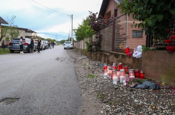 Mještani pale svijeće za poginulu djevojčicu u Dugom Selu