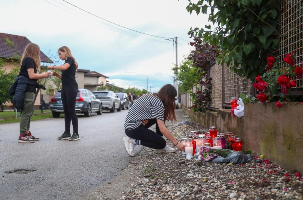 Mještani pale svijeće za poginulu djevojčicu u Dugom Selu Mještani pale svijeće za poginulu djevojčicu u Dugom Selu