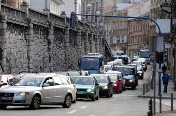 Rijeka: Gužva u prometu zbog zatvorene Adamićeve ulice nakon urušavanja skele