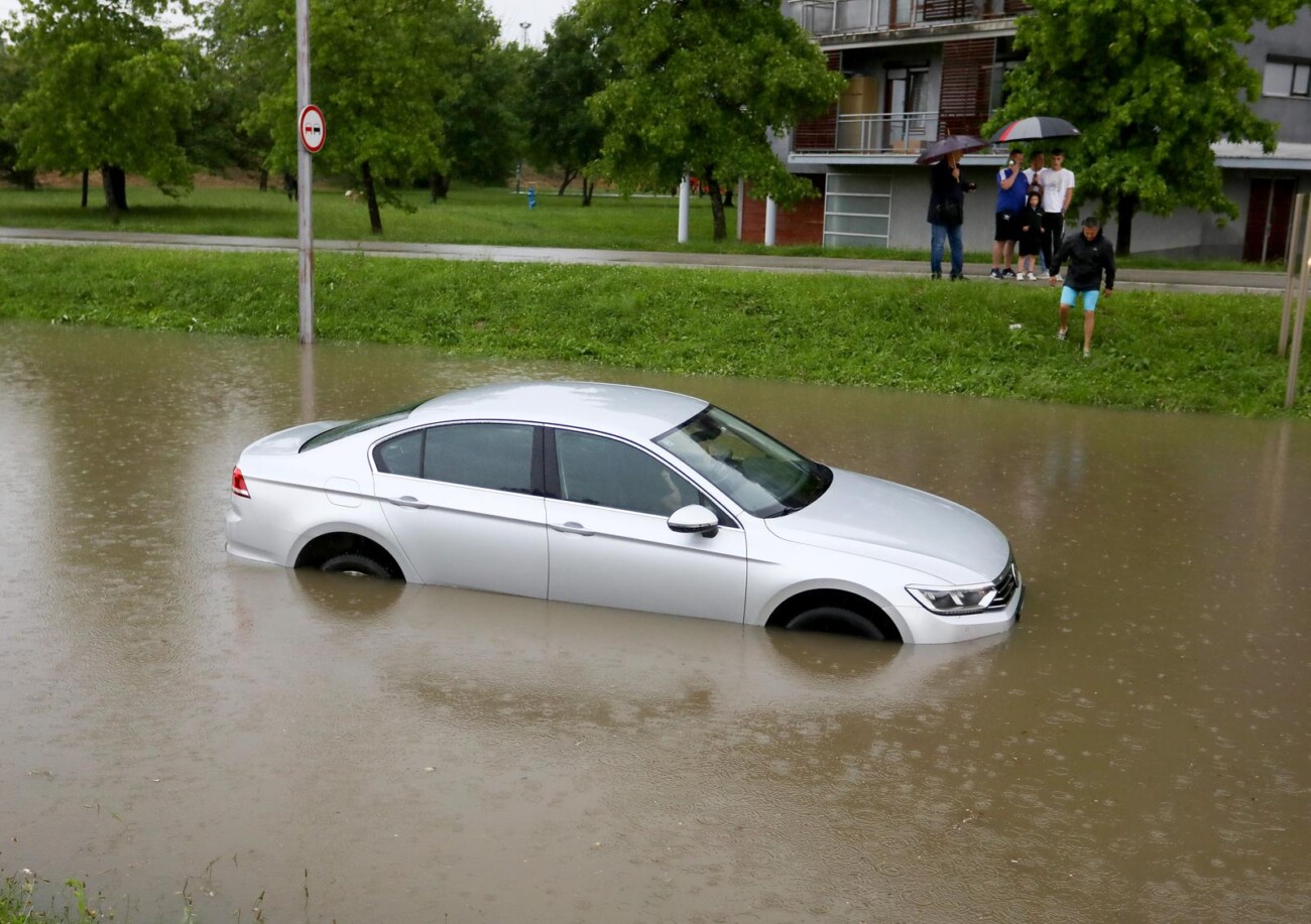 Karlovac: Obilna kiša uzrokovala probleme u prometu