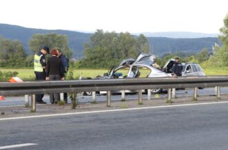 Dvije osobe smrtno stradale u prometnoj nesreći na autocesi A3 između čvora Okućani i Novska Dvije osobe smrtno stradale u prometnoj nesreći na autocesi A3 između čvora Okućani i Novska