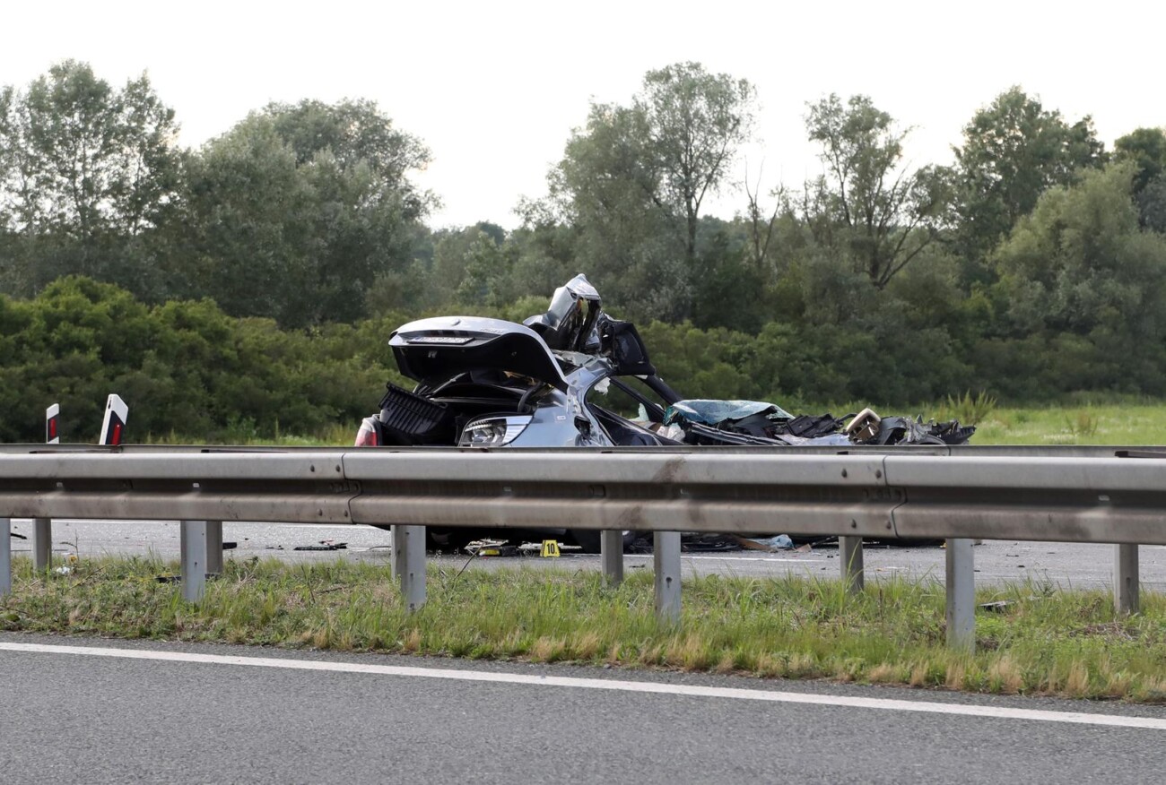 Dvije osobe smrtno stradale u prometnoj nesreći na autocesi A3 između čvora Okućani i Novska Dvije osobe smrtno stradale u prometnoj nesreći na autocesi A3 između čvora Okućani i Novska