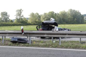 Dvije osobe smrtno stradale u prometnoj nesreći na autocesi A3 između čvora Okućani i Novska Dvije osobe smrtno stradale u prometnoj nesreći na autocesi A3 između čvora Okućani i Novska