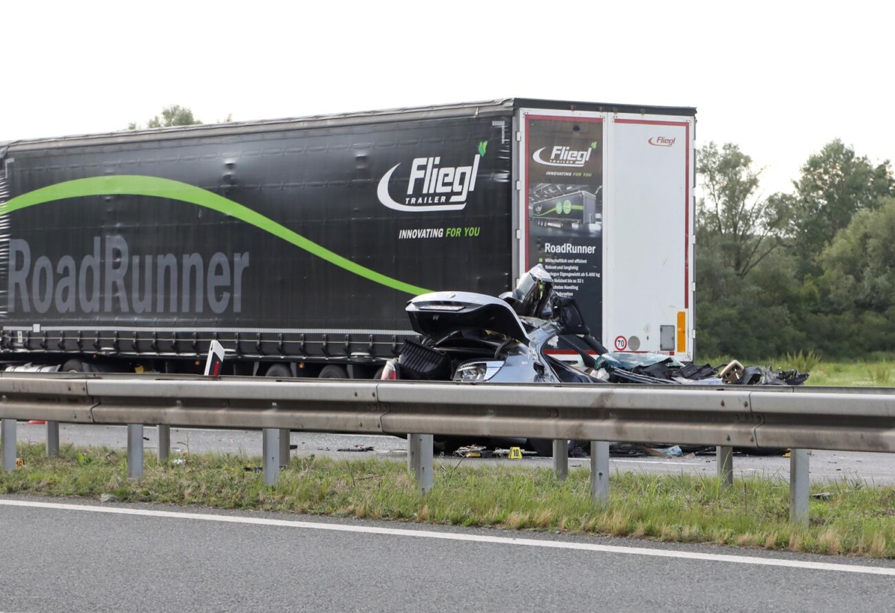 Dvije osobe smrtno stradale u prometnoj nesreći na autocesi A3 između čvora Okućani i Novska Dvije osobe smrtno stradale u prometnoj nesreći na autocesi A3 između čvora Okućani i Novska