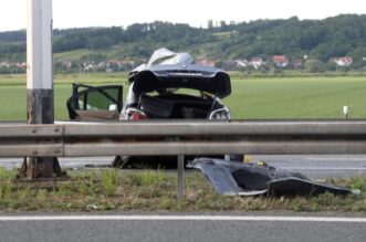 Dvije osobe smrtno stradale u prometnoj nesreći na autocesi A3 između čvora Okućani i Novska Dvije osobe smrtno stradale u prometnoj nesreći na autocesi A3 između čvora Okućani i Novska