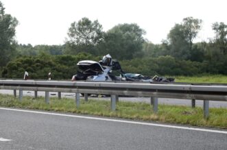 Dvije osobe smrtno stradale u prometnoj nesreći na autocesi A3 između čvora Okućani i Novska Dvije osobe smrtno stradale u prometnoj nesreći na autocesi A3 između čvora Okućani i Novska