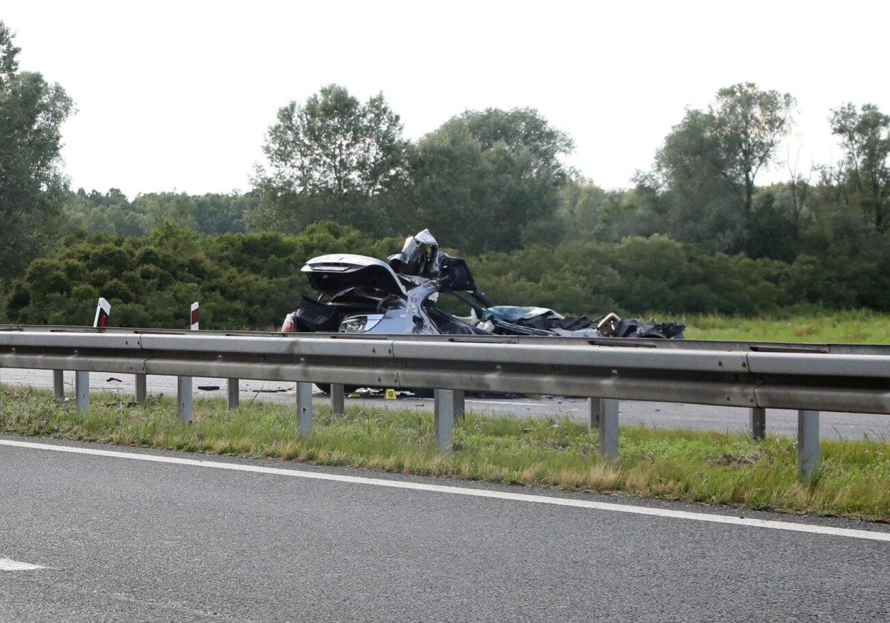 Dvije osobe smrtno stradale u prometnoj nesreći na autocesi A3 između čvora Okućani i Novska Dvije osobe smrtno stradale u prometnoj nesreći na autocesi A3 između čvora Okućani i Novska