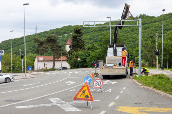Postavljanje semafora Škurinjska cesta-1