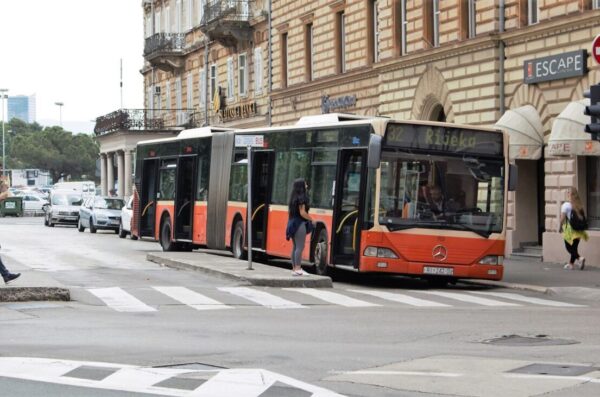 autobus-autotrolej-32-jelacicev-trg-robi-riportal-2