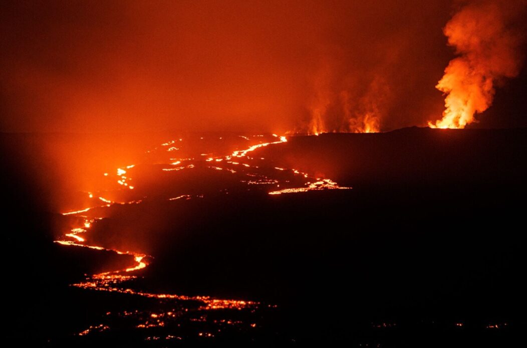 221206125107-03-mauna-loa-eruption-120522 221206125107-03-mauna-loa-eruption-120522