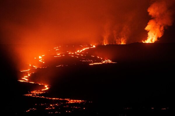 221206125107-03-mauna-loa-eruption-120522