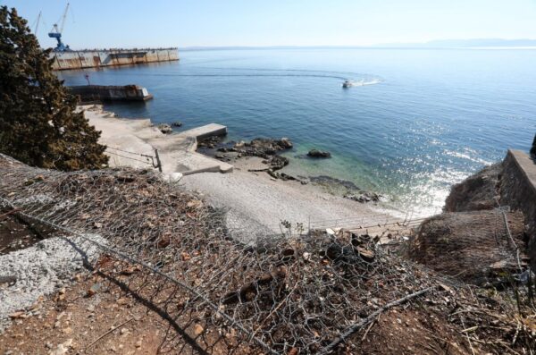 Rijeka: Zaštitna mreža postavljena na stijene iznad gradske plaže Grčevo
