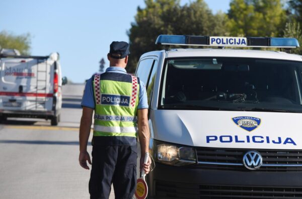 Brodarica: Poja?an policijski nadzor prilaza kolama zbog po?etka nove kolske godine