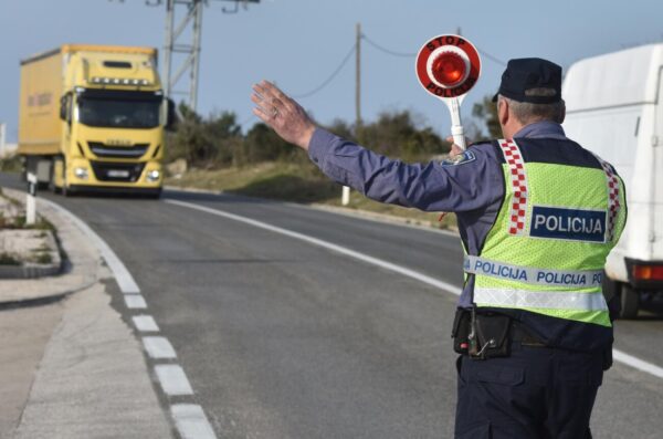 Šibenik: Policijska akcija nadzora teretnih vozila i autobusa