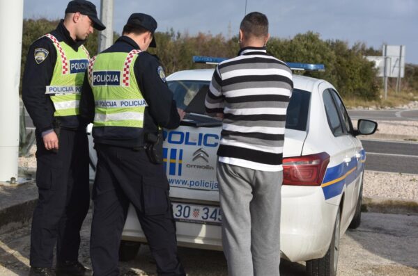 Šibenik: Policijska akcija nadzora teretnih vozila i autobusa