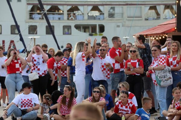 Rijeka: Navija?i gledaju utakmicu na gatu Karoline rije?ke Rijeka: Navija?i gledaju utakmicu na gatu Karoline rije?ke