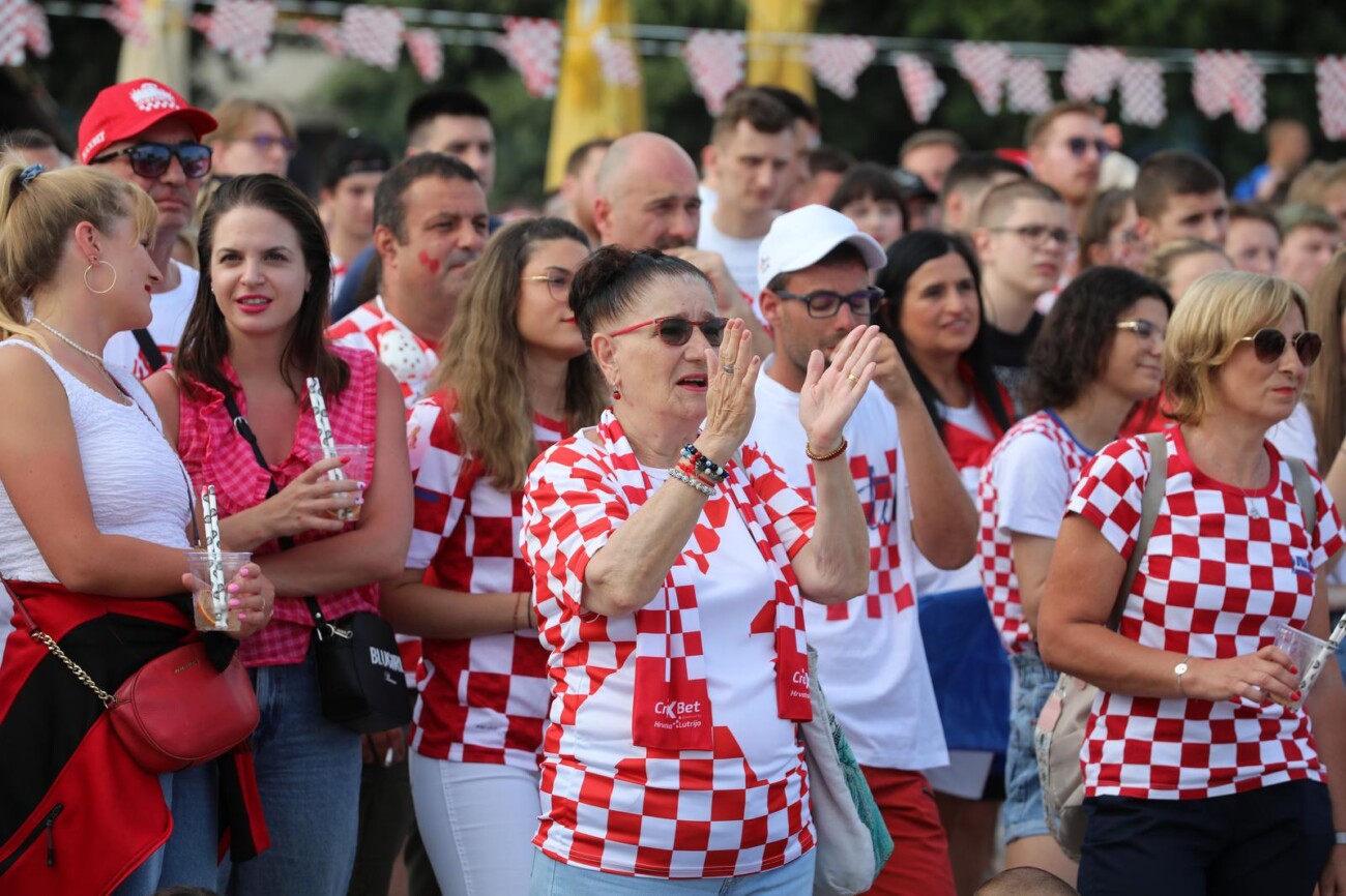 Rijeka: Navija?i gledaju utakmicu na gatu Karoline rije?ke