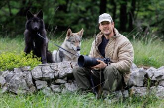 Donje Jelenje: Amir Hadžibeganović čovjek koji razgovara s vukovima Donje Jelenje: Amir Hadžibeganović čovjek koji razgovara s vukovima