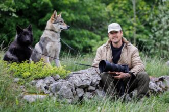Donje Jelenje: Amir Hadžibeganović čovjek koji razgovara s vukovima Donje Jelenje: Amir Hadžibeganović čovjek koji razgovara s vukovima
