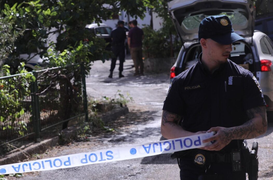 Split: U jutarnjim satima na Stinicama izbio požar koji je zahvatio dva vozila, jedno u potpunosti izgorjelo Split: U jutarnjim satima na Stinicama izbio požar koji je zahvatio dva vozila, jedno u potpunosti izgorjelo