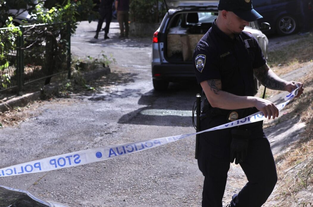 Split: U jutarnjim satima na Stinicama izbio požar koji je zahvatio dva vozila, jedno u potpunosti izgorjelo Split: U jutarnjim satima na Stinicama izbio požar koji je zahvatio dva vozila, jedno u potpunosti izgorjelo