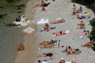 Rijeka: Kupa?i na gradskoj plai Sabli?evo Rijeka: Kupa?i na gradskoj plai Sabli?evo
