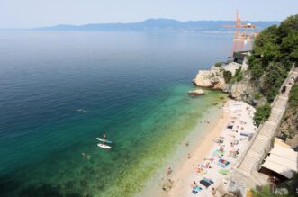 Rijeka: Kupa?i na gradskoj plai Sabli?evo Rijeka: Kupa?i na gradskoj plai Sabli?evo