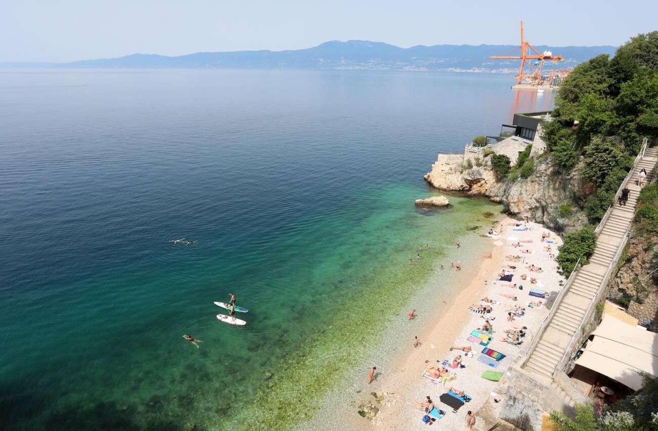 Rijeka: Kupa?i na gradskoj plai Sabli?evo Rijeka: Kupa?i na gradskoj plai Sabli?evo
