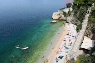 Rijeka: Kupači na gradskoj plaži Sablićevo Rijeka: Kupači na gradskoj plaži Sablićevo