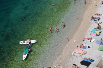 Rijeka: Kupači na gradskoj plaži Sablićevo Rijeka: Kupači na gradskoj plaži Sablićevo